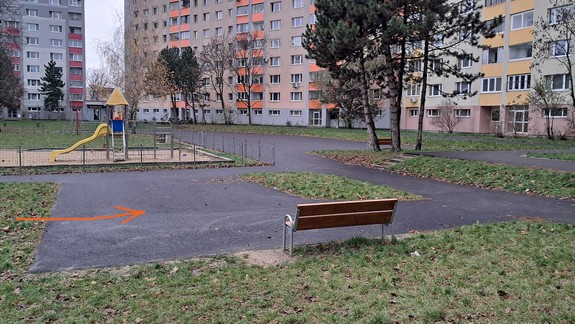 Kde zmizli ping-pongový stôl a hojdačky, ktoré boli vo vnútrobloku na Budatínskej ulici?