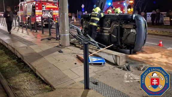Na Karloveskej vletel vodič s osobným autom do oplotenia električkovej zastávky