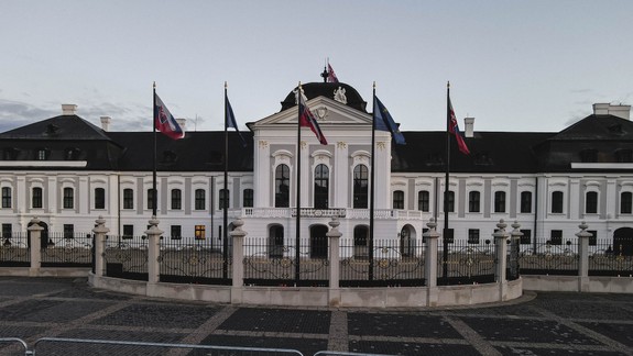 FOTO: Na viacerých námestiach vytvorili z kvetov čísla 89 - snáď prežijú aj dnešné protesty...