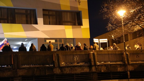 Kotlebovci si zorganizovali nepovolené zhromaždenie do Petržalky, polícia napriek niekoľkým upozorneniam nezasiahla