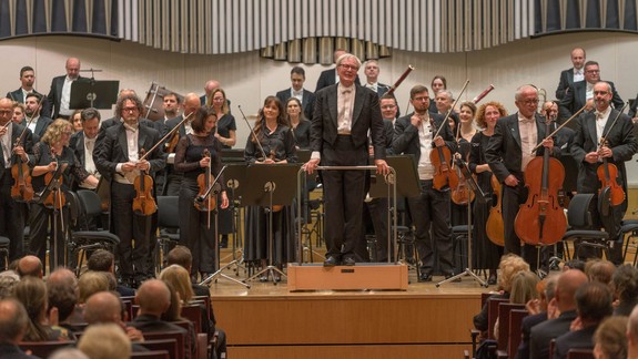 Filharmonici sa predstavia pod taktovkou Petra Altrichtera,  sólistom večera bude klavírny virtuóz Marek Kozák