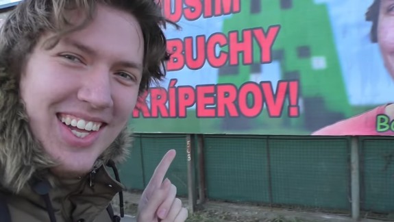 VIDEO: Záhada netradičného bilbordu v Petržalke bola odhalená alebo vy ešte neviete, kto je Filip Jánoš?