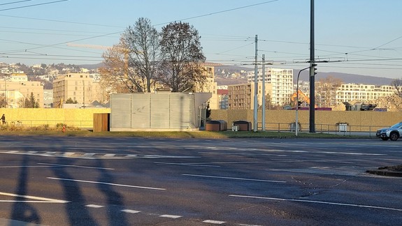 Zaskočení Bratislavčania: Plot okolo stavby Nového Istropolisu sa posúva až k chodníku