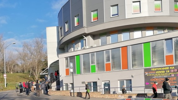 Koronavírus: Pribudlo menej ako 5-tisíc nových prípadov