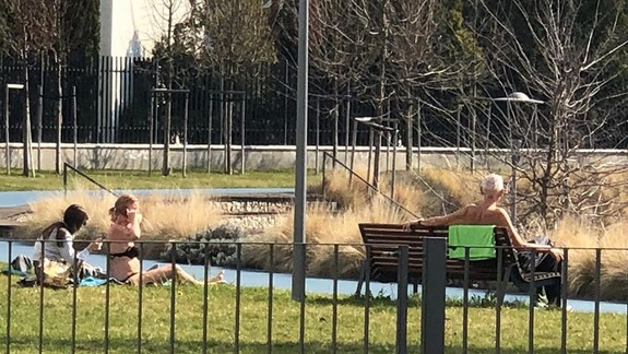 FOTO: V parku Jama sa opaľujú nezodpovední ľudia napriek tomu, že areál je uzamknutý!