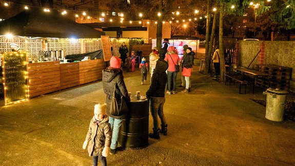 FOTO a VIDEO: Atmosféru Vianoc si Petržalčania tento rok vyčarovali aj sami