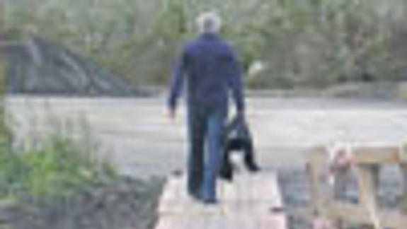 Okolo novostavby je stále plno blata, prachu a štrku