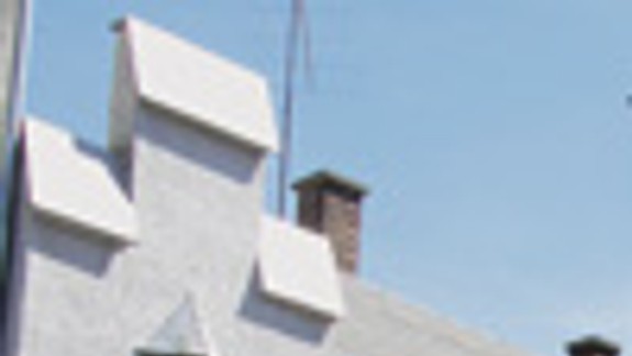 Časť fasády domu pripomína gotický hrad