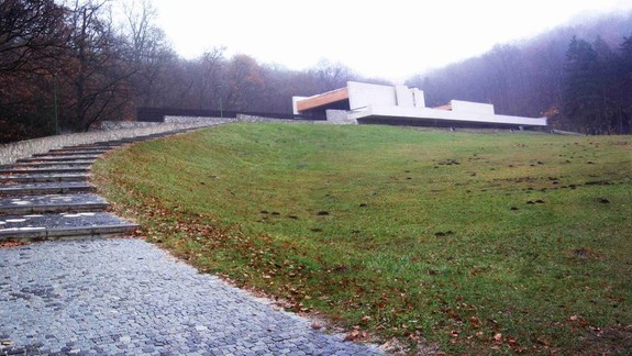 FOTO: V Krematóriu začali opravovať hlavné schody – na iné rekonštrukcie zatiaľ nemajú peniaze