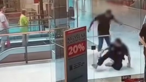 VIDEO: Zlodej v nákupnom centre uštedril esbeeskárovi pár rán päsťou do tváre a odišiel