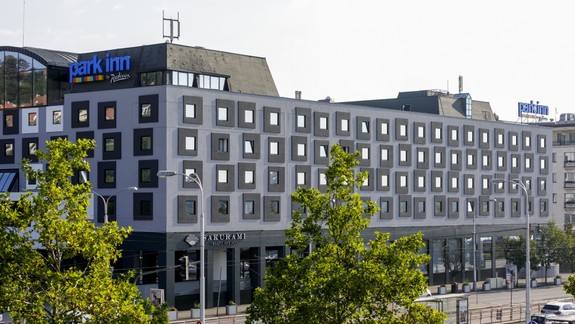 Nelegálne užívanie stavby? Fasáda hotela na nábreží nie je ani po rokoch skolaudovaná