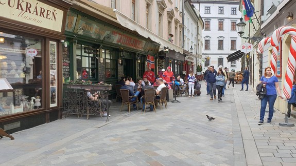 FOTO a VIDEO: Už sú tu! Hokejoví fanúšikovia z celej Európy zaplavili historické centrum