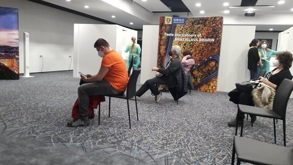 Predbiehanie pri očkovaní: Rezervačný systém by mali mať v rukách župy, tvrdí BSK