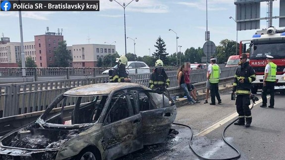 Na Moste Lafranconi horelo osobné auto