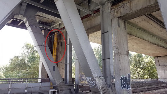 FOTO: Podľa bratislavského cyklistu sú piliere pod Prístavným mostom v havarijnom stave – čo na to NDS?
