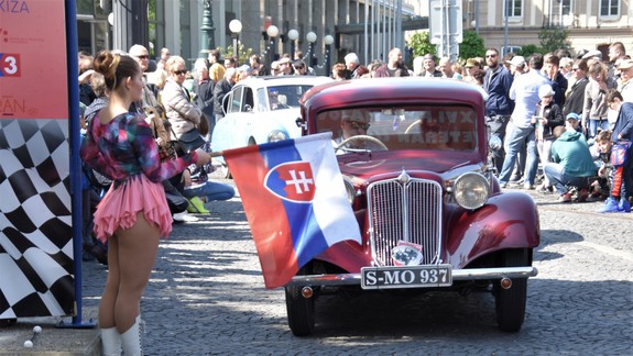 VIDEO a FOTO: Tradičná Prvomájová veterán Tatra rely Bratislava je opäť tu. Kde autá uvidíte?