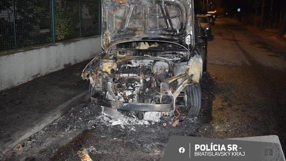 V Ružinove v noci horeli autá, policajti nevylúčili ich úmyselné podpálenie