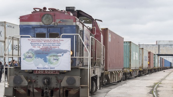 FOTO: Do prístavu dorazil obrí nákladný vlak z Číny. Zistili sme, čo priviezol