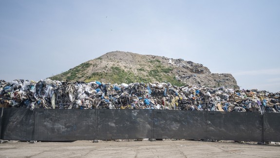 V okolí nelegálnej skládky v P. Biskupiciach preveria podzemné vody