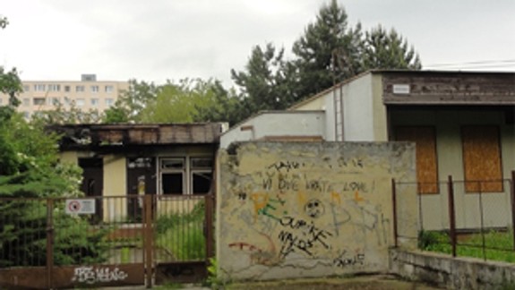 Namiesto dvoch škôl zostali len smetiská