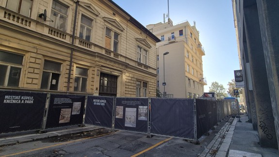 Pri rekonštrukcii Kúpeľov Grössling došlo k narušeniu statiky budovy, hrozí zrútenie steny, ulicu uzavreli