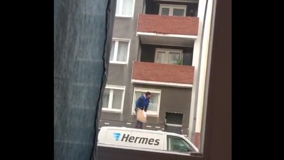 VIDEO: Tento kuriér vám vyčarí svojou snahou úsmev na tvári - videli ste to už aj u nás?