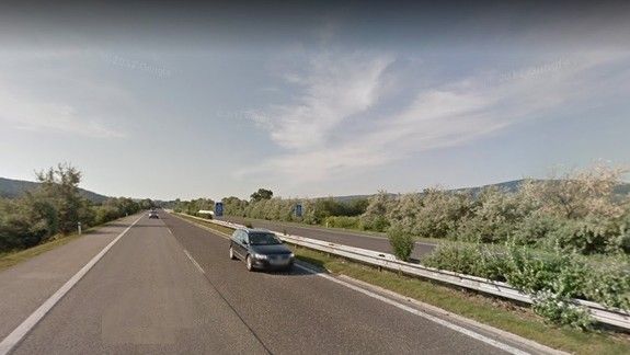 Auto zrazilo policajta: Diaľnica D2 je neprejazdná