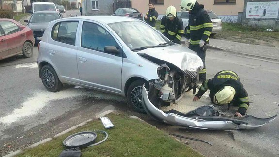 FOTO: Popoludní sa v Moste pri Bratislave zrazili dve autá