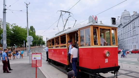 VIDEO: Uhádli by ste ako dlho už jazdia po Bratislave električky a koľko ich dnes v prevádzke máme?