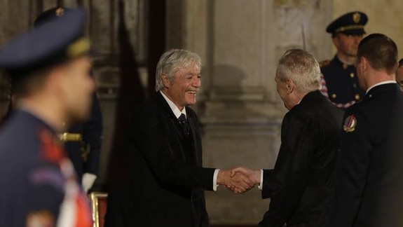 VIDEO: Český prezident Miloš Zeman udelil štátne vyznamenanie Jurajovi Kukurovi