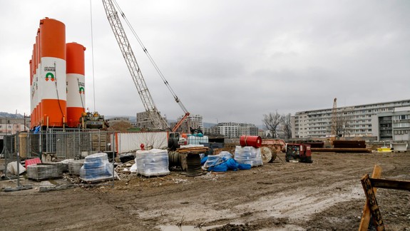 Postupne tu vyrastie až deväť budov.  Na Trnavskom mýte začínajú s výstavbou Istropolisu