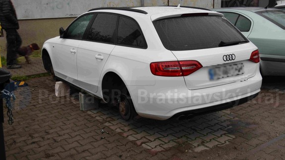 Zlodej ukradol všetky kolesá z auta. Nechal ho podložené kvádrami