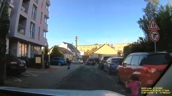VIDEO: Toto by ste nechceli zažiť - chlapček vbehol na Trnávke rovno pred auto...