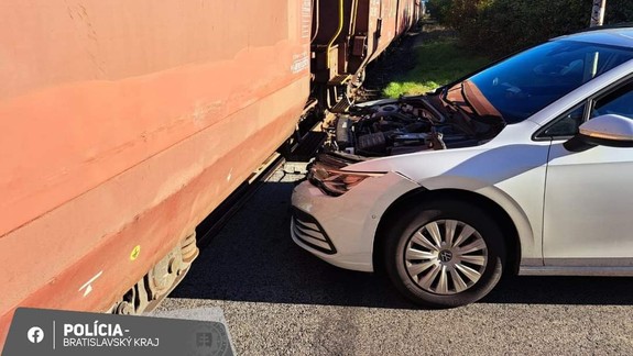 Na železničnom priecestí v Perneku sa zrazil vlak s osobným autom
