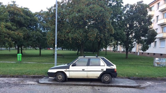 FOTO: Už to vyzeralo, že nový asfalt bude na celej ulici len pod zaparkovanou favoritkou nie...