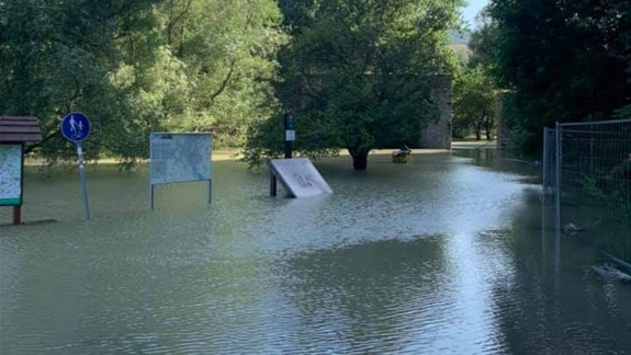 VIDEO: Voda pri sútoku Dunaja a Moravy zaplavila časť Slovanského nábrežia - problémy sú už aj v Petržalke!