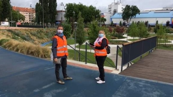 Tínedžeri i sedemdesiatnici. Novému Mestu pomáha v súčasnosti viac ako 300 dobrovoľníkov