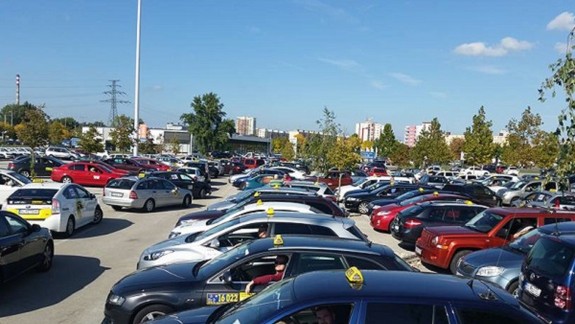 Taxikári opäť vytiahli do boja: Pomáhajú si vlajočkami