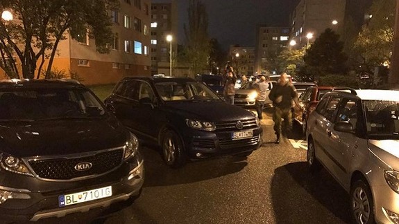 VIDEO: Dúbravčania v noci blokovali odťahovku, spor s mestom graduje