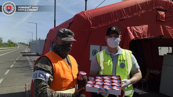 FOTO a VIDEO: Policajná práca v dobe korony nie je ľahká, ale občas príde aj nečakaná odmena...