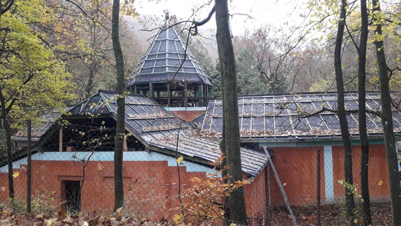 Videli ste? Labutí pavilón na Železnej studničke má už vežu