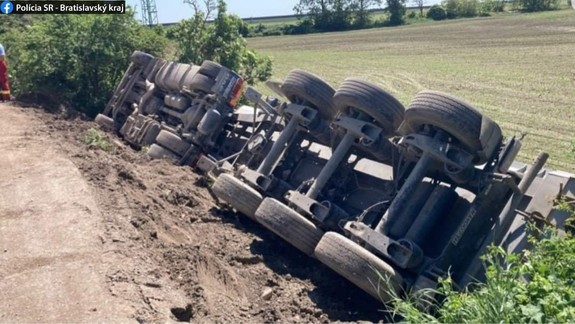 Nehoda: V Podunajských Biskupiciach sa prevrátil kamión