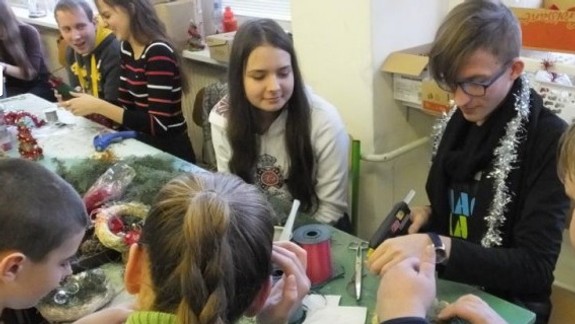 Pedagogickú a sociálnu akadémiu absolvovali viaceré známe osobnosti