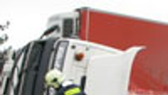 Na diaľnici sa zrazilo osobné auto s ťahačom