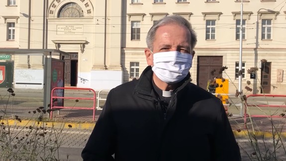 Predseda KBS požiadal kňazov, aby pomohli seniorom pri registrovaní na očkovanie