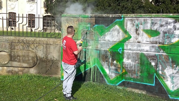 Medická záhrada sa mení: Po obnove lavičiek odstraňujú aj graffiti