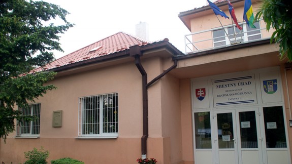 Na miestny úrad v Dúbravke medzi sviatkami nechoďte - úradovať začnú až v novom roku!