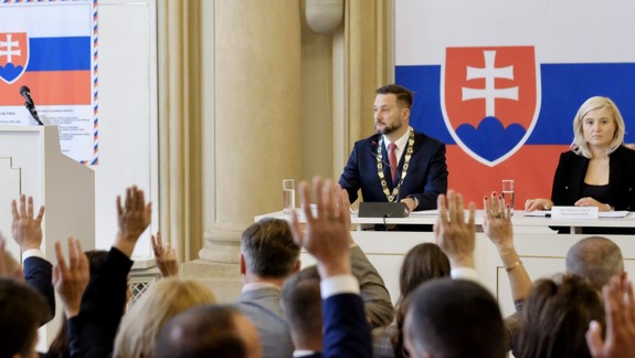 V dozorných radách mestských podnikov sedia politici PS, po zvolení do parlamentu ich nahrádzajú