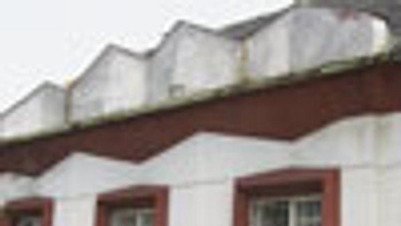 Fasáda domu pripomína mech harmoniky