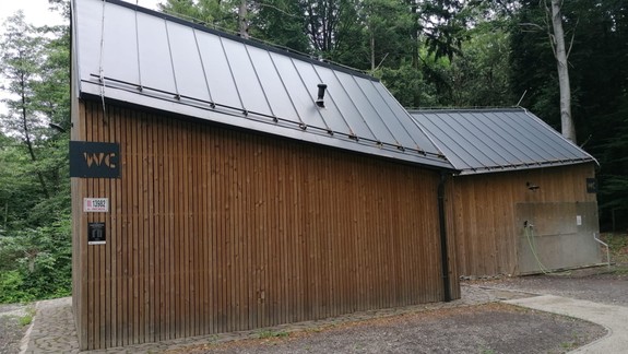 Ako zakliate! Luxusné WC na Kamzíku je opäť zamknuté, na vine je tentoraz zamestnanec